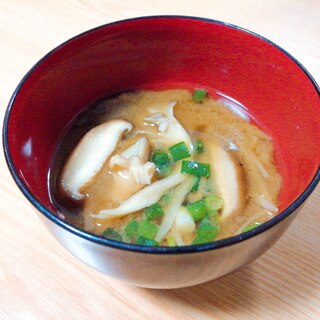 大根の皮と椎茸と舞茸と小ねぎの味噌汁